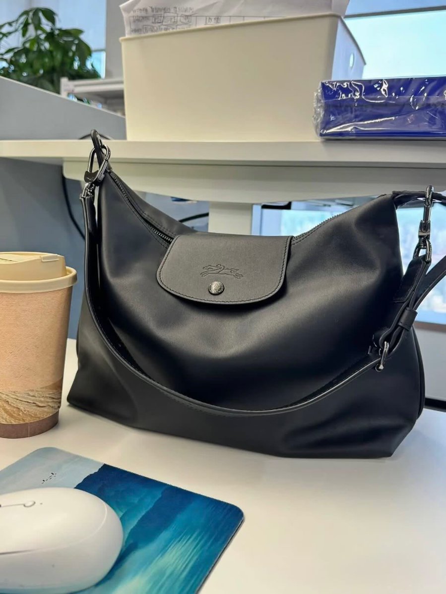 pamvonhadder's tweet image. longchamp le pliage hobo bag 🖤🖤🖤