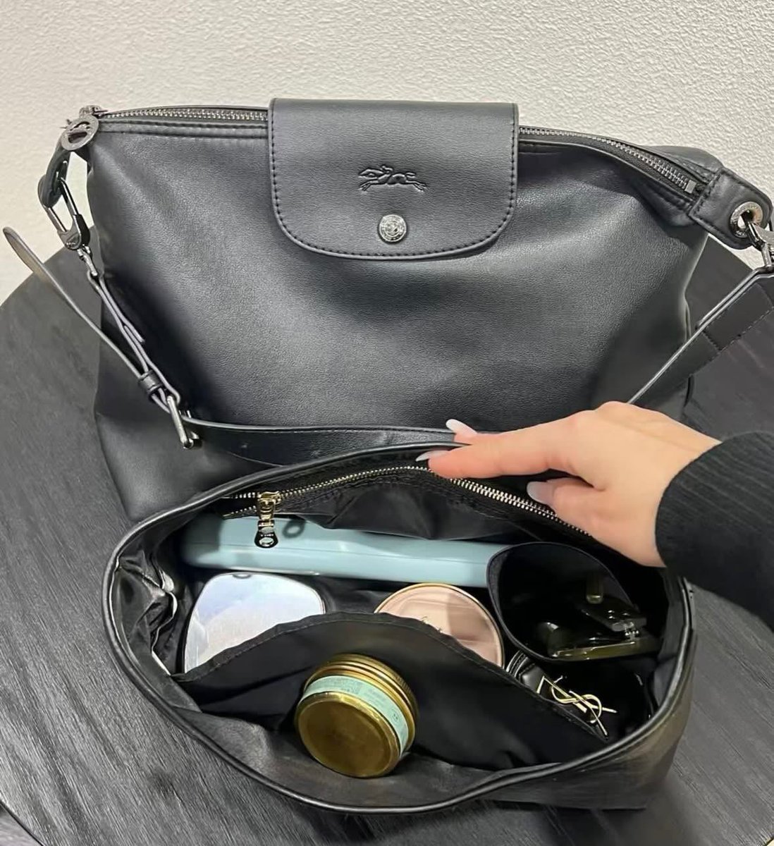 pamvonhadder's tweet image. longchamp le pliage hobo bag 🖤🖤🖤