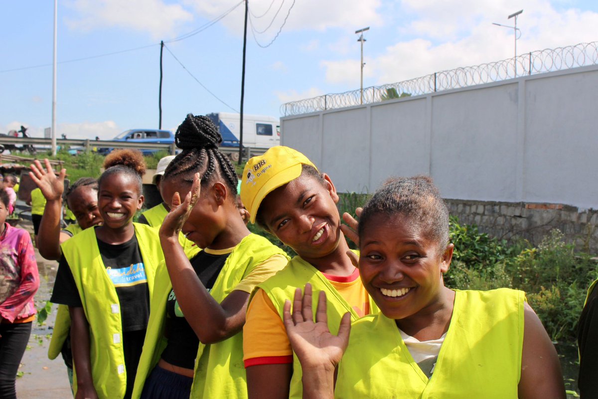 Lalankely III mobilise la jeunesse pour améliorer le cadre de vie à Tananarive 🏙️
Travaux HIMO 🛠️ : 2 500 jeunes mobilisés, 27 000 m de canaux nettoyés dans 56 fokontany. 

➡️Salubrité, résilience et lutte contre les inondations💧🤝