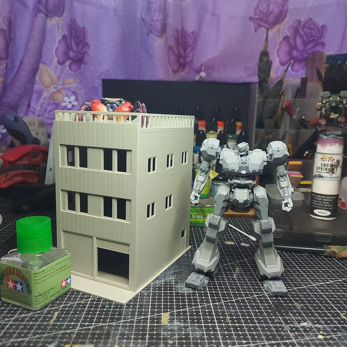 Mokiplamo's tweet image. I grabbed this 1/72 building as a scale reference for my Armored Core kits, but after 40 minutes of messing around with a ruler and  sintraboard, I have the makings of an urban vignette now.

#ilovearmoredcore #30MM #プラモ