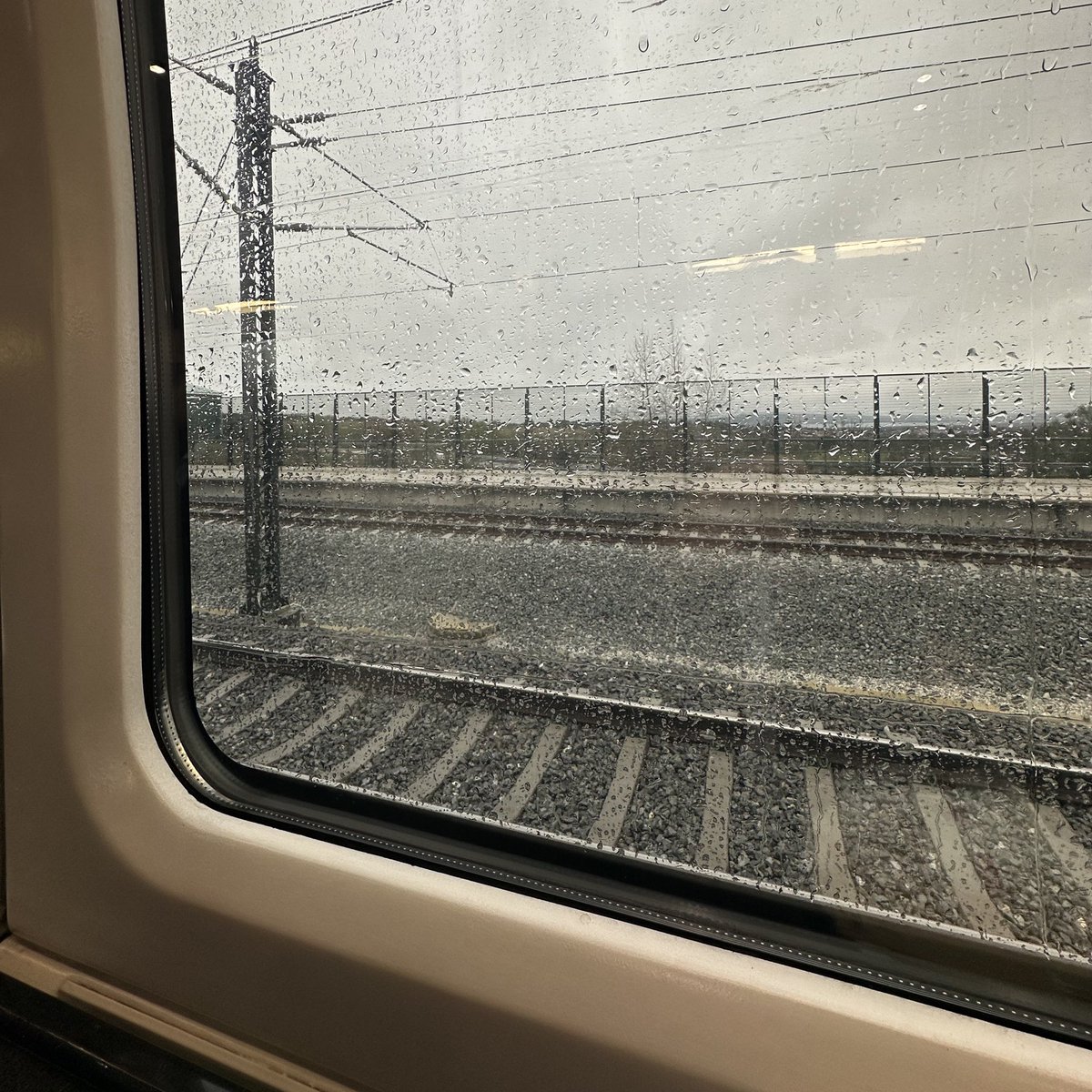 🚆 Un día más 👉🏻 media hora parados, hoy a la altura de Soto del Real. 

El personal de Renfe nos informa de una incidencia en Segovia que provoca un atasco en el túnel de Guadarrama por tiempo indeterminado.

Pero Puente dice que los maquinistas van a la huelga porque están