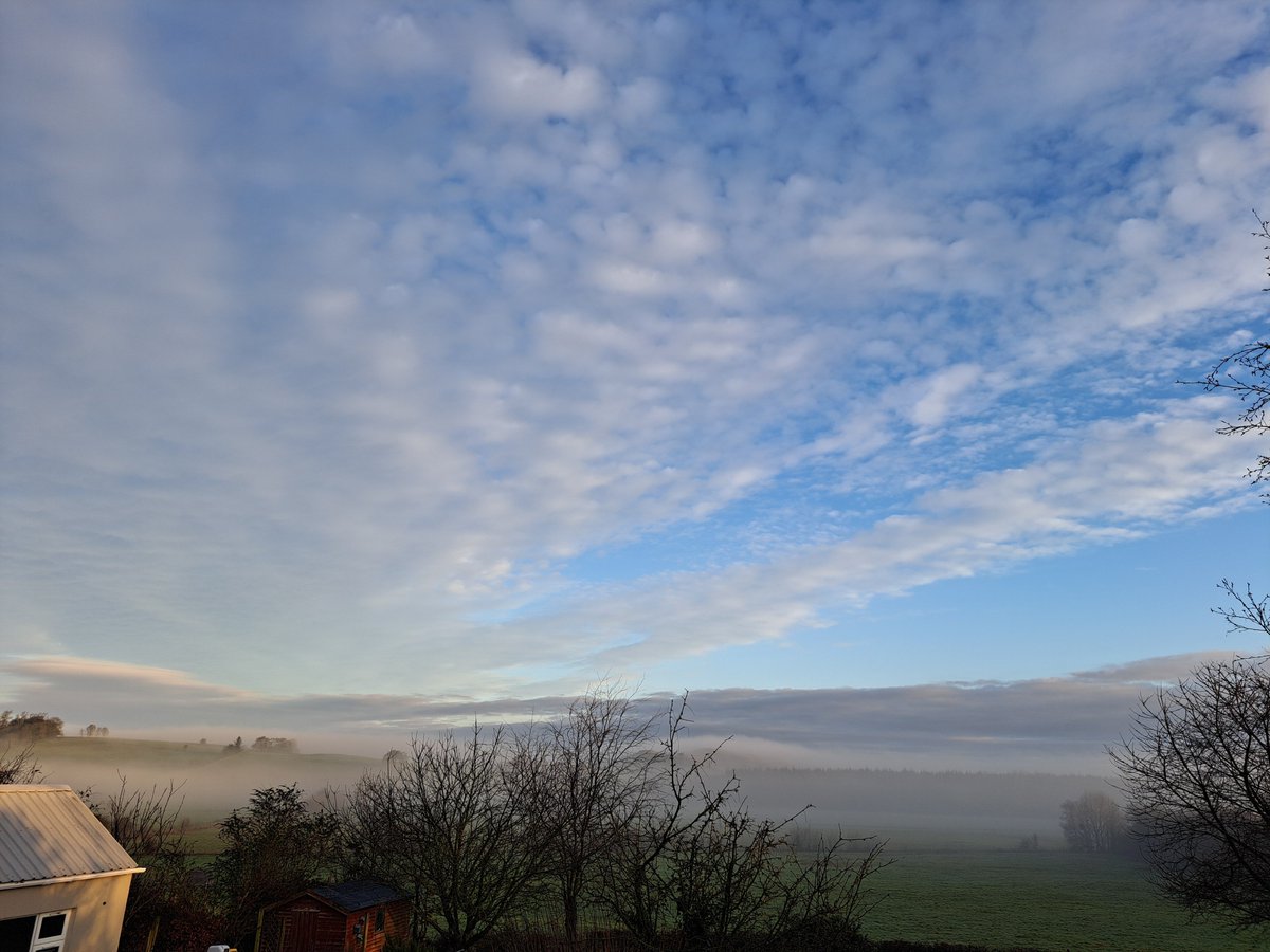 V_35_bw_'s tweet image. A gentle tear track,
January 2026
#sky #stretch #horizon #fog #clouds