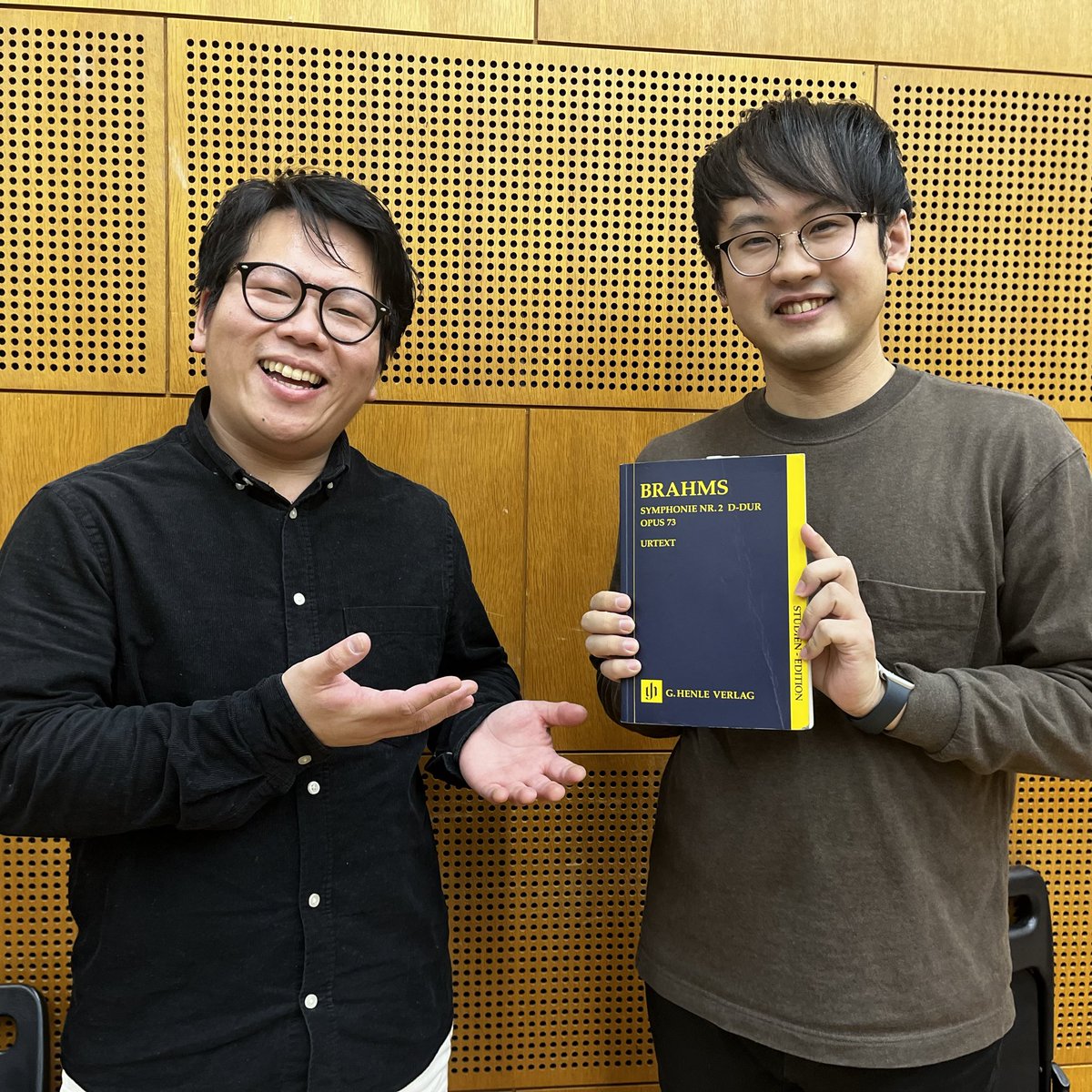 Glanzphil's tweet photo. 先週の練習では広島交響楽団コントラバス奏者の池田尚輝さんにお越しいただき、ブラームス2曲をみていただきました。
言葉の表現一つ一つがわかりやすく、限られた時間ではありましたがとても多くの学びを得ることができました。
ブラームスは奥が深いですね…まだまだよくなるように頑張ります🎻🎶 https://t.co/8mbVTY2FON