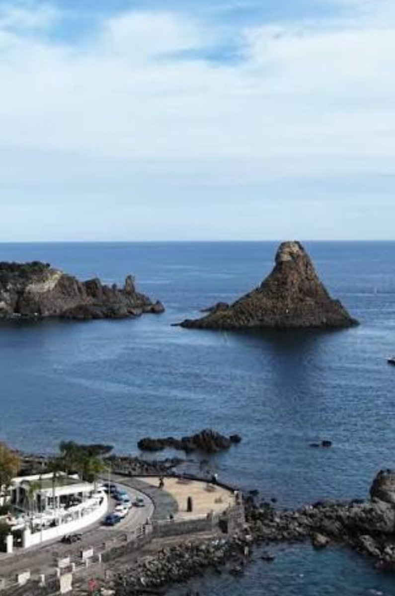 attipensa's tweet photo. Questo video che sta girando è FASULLO. L'isolotto di #Acitrezza,Faraglione della Madonnina, NON è così vicino al molo né alla strada.
#Sicilia #Maltempo https://t.co/FBi8Hrgd0I
