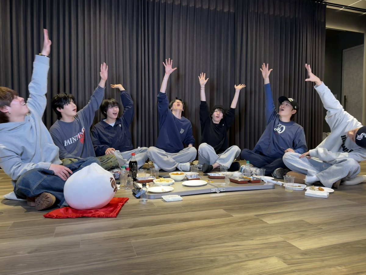 ／
#緊急なにわリハ終わりYouTube生配信
ありがとうございました🙇🏻‍♂️
＼

まったりゆったりな生配信お楽しみいただけましたか🫠

5周年イヤーもHARD WORKも
気合いMAXで頑張っていきます❤️‍🔥

共に頑張ろう、えいえいおー✊🏻

生配信アーカイブはこちら🎥
▶︎ youtube.com/live/s19TRxbOS…

#なにわ男子