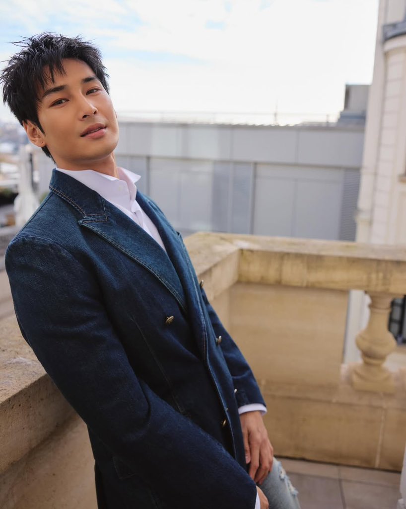 EspressoMileApo's tweet image. อาโป ณัฐวิญญ์ อวดความหล่อ ผิวสวยโกลด์สง่า ในการร่วมงาน Dior Men's Winter 2026 - 2027 Show 💛

กดไลก์IG เม้นต์ แชร์ เซฟกันค่ะ
instagram.com/p/DTxemvIj_1z/…

#MileApoDiorWinter26
@Nnattawin1 #ApoNattawin