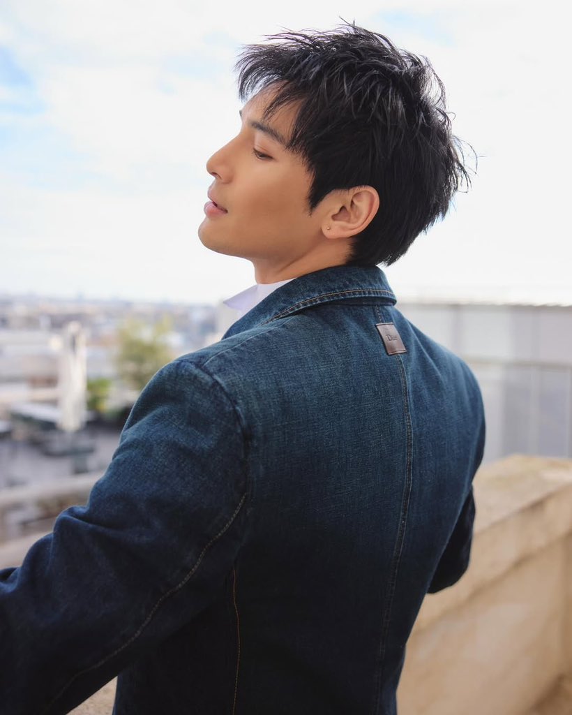 EspressoMileApo's tweet image. อาโป ณัฐวิญญ์ อวดความหล่อ ผิวสวยโกลด์สง่า ในการร่วมงาน Dior Men's Winter 2026 - 2027 Show 💛

กดไลก์IG เม้นต์ แชร์ เซฟกันค่ะ
instagram.com/p/DTxemvIj_1z/…

#MileApoDiorWinter26
@Nnattawin1 #ApoNattawin