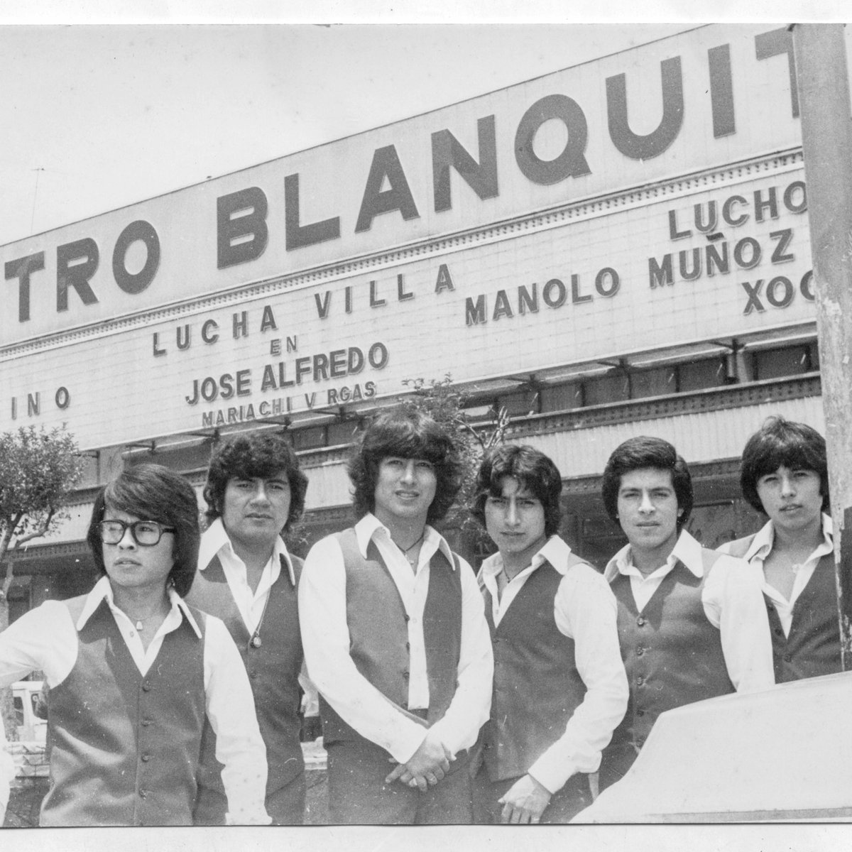 INFOPESA's tweet image. 💚#lospastelesverdes liderados frente al recordado “Teatro Blanquita” de CDMX 🇲🇽 en una foto de recuerdo de este legendario grupo en su gira por México 🕥 ¿Sabían que mucha gente pensó que este conjunto no era peruano sino mexicano por su éxito arrollador en dicho país?