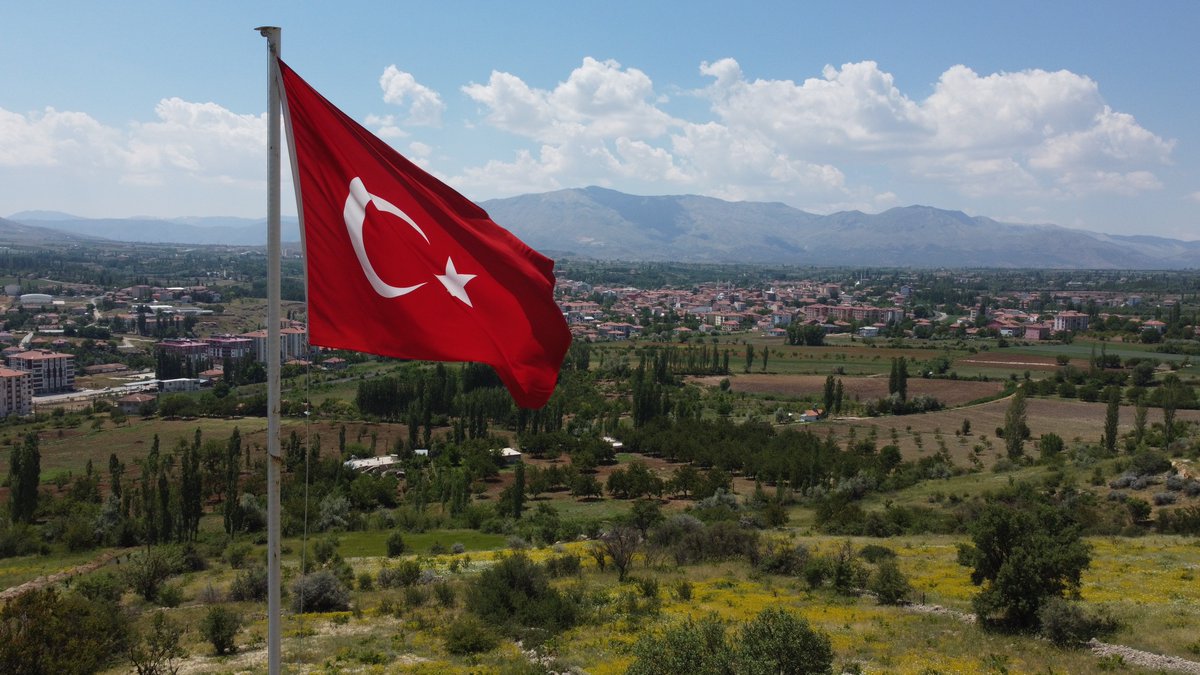 "Bayraksızlar bayraksızlar
Yere düşse bayrak sızlar
Nerden bilsin kıymetini
Soysuz sopsuz bayraksızlar"