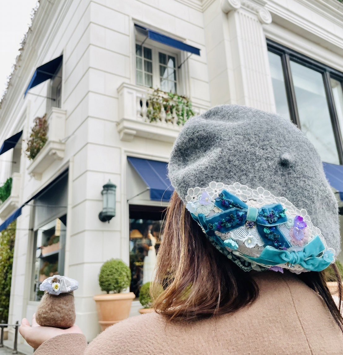 まりとみさん<a href="/quite_a_little/">まりとみ(カワイイの魔術師)</a> のところでお迎えした自分用とぬい用ベレー帽、しぞーさん<a href="/CISEAUX__naomiM/">シゾー (CISEAUX) - Naomi Miyazaki</a> のキウイとお揃いで出かけました🥝👒同じグレーにして良かった！お揃い写真、素敵に撮ってもらった🥝)))コートの色も含めてお揃いコーデになった🥝