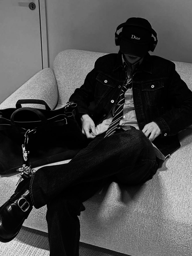 Hyunjinr's tweet image. Signifies the start of a renewed collaboration with Dior, this style resonates with my taste and also represents a fitting expression of what I value aesthetically.