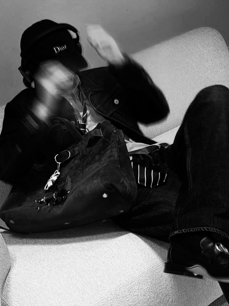 Hyunjinr's tweet image. Signifies the start of a renewed collaboration with Dior, this style resonates with my taste and also represents a fitting expression of what I value aesthetically.