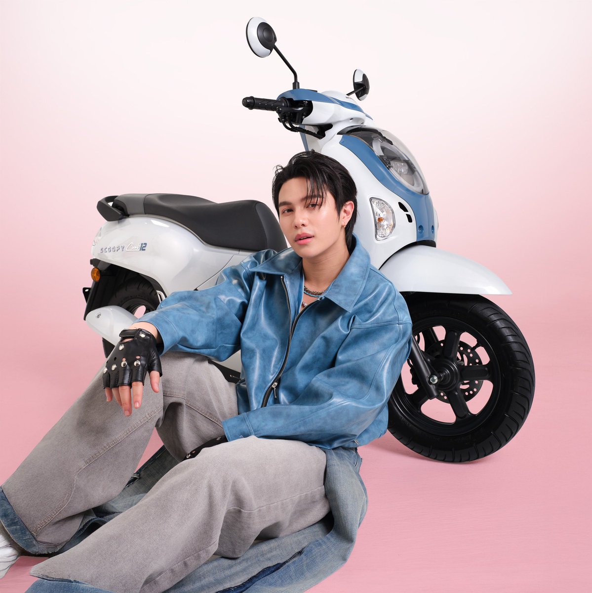 ForWilliamjkp's tweet image. [ 𝐒𝐨𝐜𝐢𝐚𝐥 𝐔𝐩𝐝𝐚𝐭𝐞 ]
🗓️ 21 Jan 2026
IG : hondamotorcyclethailand 
🔗 instagram.com/p/DTxZ4-RDXBX/…

หล่อกริ๊บทุกสี New Scoopy ที่ "วิลเลี่ยม" เทใจให้สุดเทรนด์สายแฟ สุดทางกับสมรรถนะ สุดกับทุกสไตล์ พลังความ Fun ล้น ๆ ทั้ง Club12, Prestige, Urban ชอบแนวไหนก็จัดไป!

#ScoopyGang…