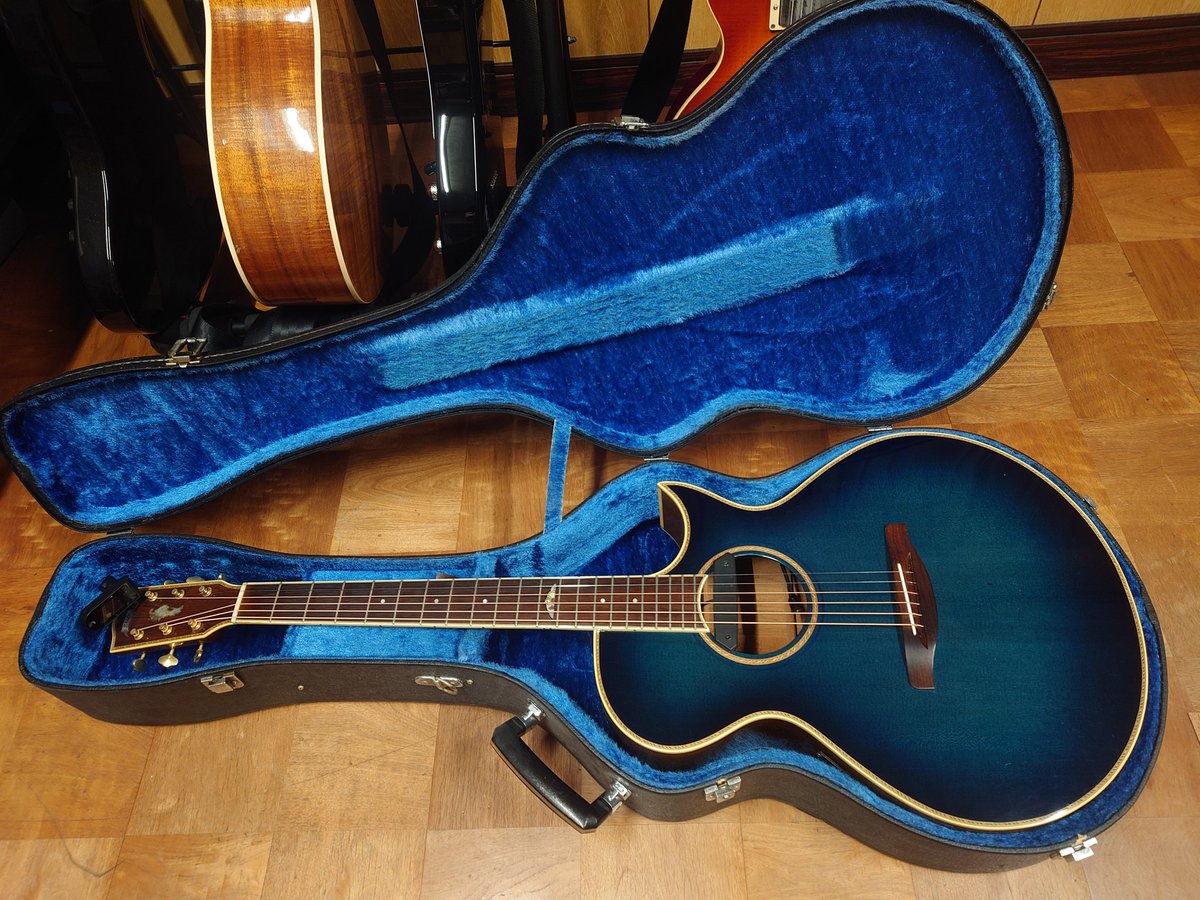 弾き語りで初ステージで演奏したサブギターくん、MOROHA好きな甥っ子に譲ります！高いギターじゃないけど色々思い出もありお世話になったなぁ、ありがとう。