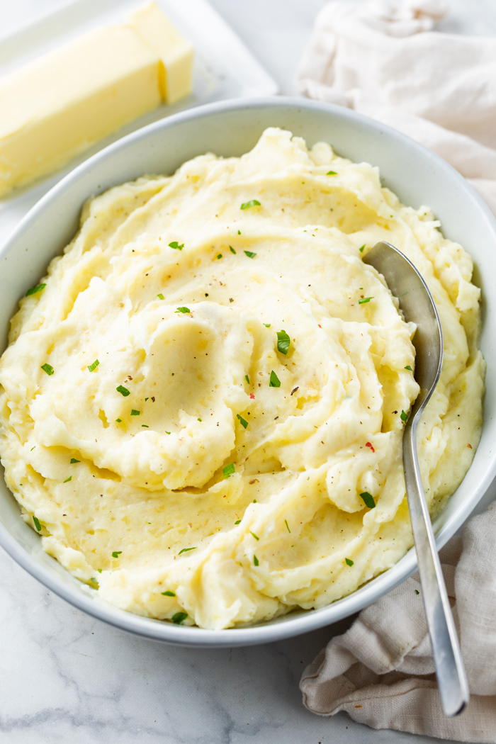 This Homemade Mashed Potato Recipe is easy to make with basic ingredients like butter and sour cream with optional additions such as garlic and Parmesan cheese!
▶️thecozycook.com/homemade-mashe…