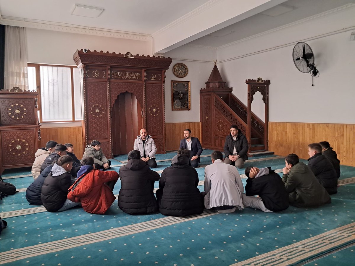 📷 Gençliğe Değer Ara Dönem Kampı Başladı
Bucuk 15 Temmuz Hafızlık Kur’an Kursumuzda düzenlenen “Gençliğe Değer Ara Dönem Kampı” büyük bir heyecanla başladı.
İlçe Müftümüz Musa UZUN, kampı ziyaret ederek gençlerle buluştu. 
facebook.com/share/p/1A5wRH…