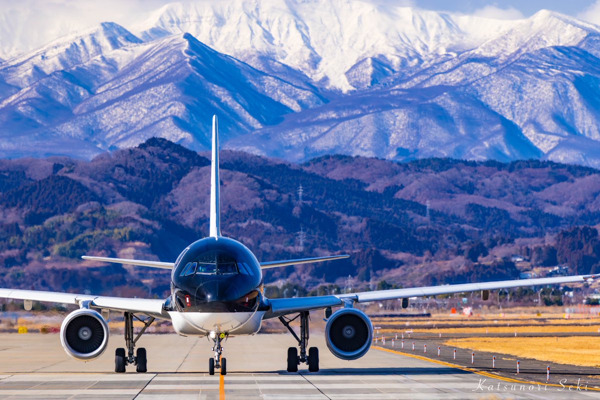 航空写真家 関克徳さんご提供😍
壮大な山々をバックにスターフライヤーのシックな機体❤️
さて、ここはどこの空港でしょうか？
コメントでお答えください✨
※写真の無断転載禁止
<a href="/Starflyer_pr/">スターフライヤー</a>