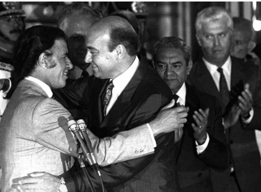 CEHEAL_IIEP's tweet photo. 🔎 #EfeméridesEconómicas | @CEHEAL_IIEP
🗓️31 | 1 | 1991
👤#DomingoCavallo asume como Ministro de Economía, reemplazando a #AntonioErmanGonzález.
💵Su gestión quedaría marcada por el Plan de #Convertibilidad. https://t.co/1N0ehVRN0z