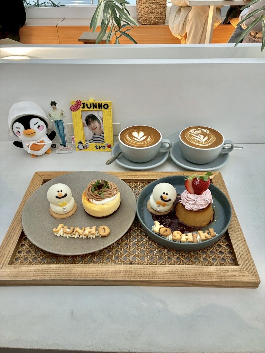 Uri01140125's tweet photo. 今日はザセムジュノとおそろコーデでPOPアップへ🥹💛
東京よりコンパクトだったけど、素敵ジュノがたくさんお出迎えしてくれて幸せ🫶
#thesame さん大阪開催ありがとうございます😭
その後韓国カフェでプチ推し活🤭🍰☕️
⛄️と文字クッキートッピングしてもらえてめっちゃ可愛かった😍
#ジュノ #이준호 https://t.co/FeHUmamzqb