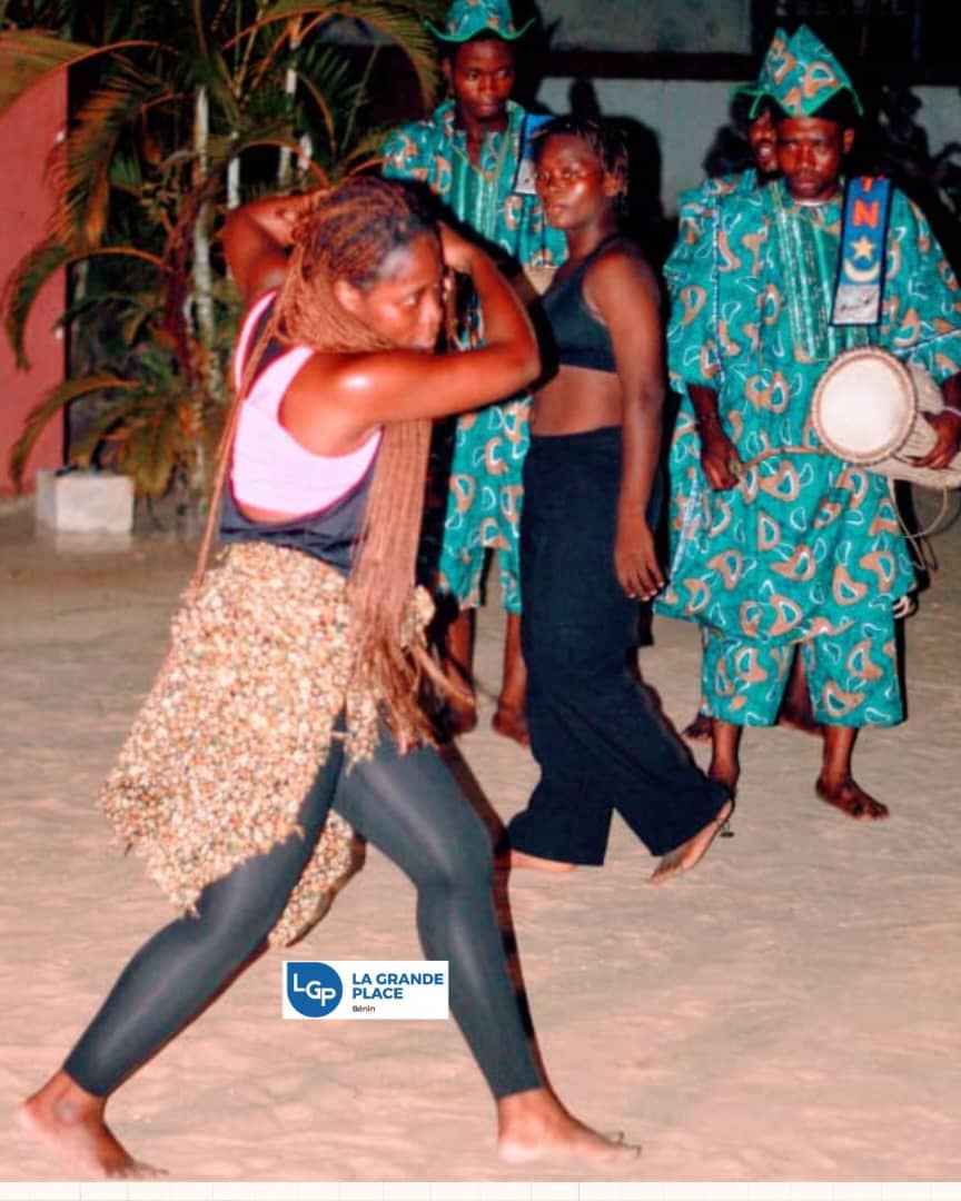 LGP_Benin's tweet photo. Performance vivante du vernissage 
« D’artificielles origines » (17 janv. 2026, Espace culturel Le Centre) : gangan yoruba + hip-hop fusionnent pour faire du corps un médium artistique. Moment fort avec plusieurs acteurs du secteur de l'art. 
🗓️ Expo jusqu’au 26 avril. https://t.co/U91P2oBxKu