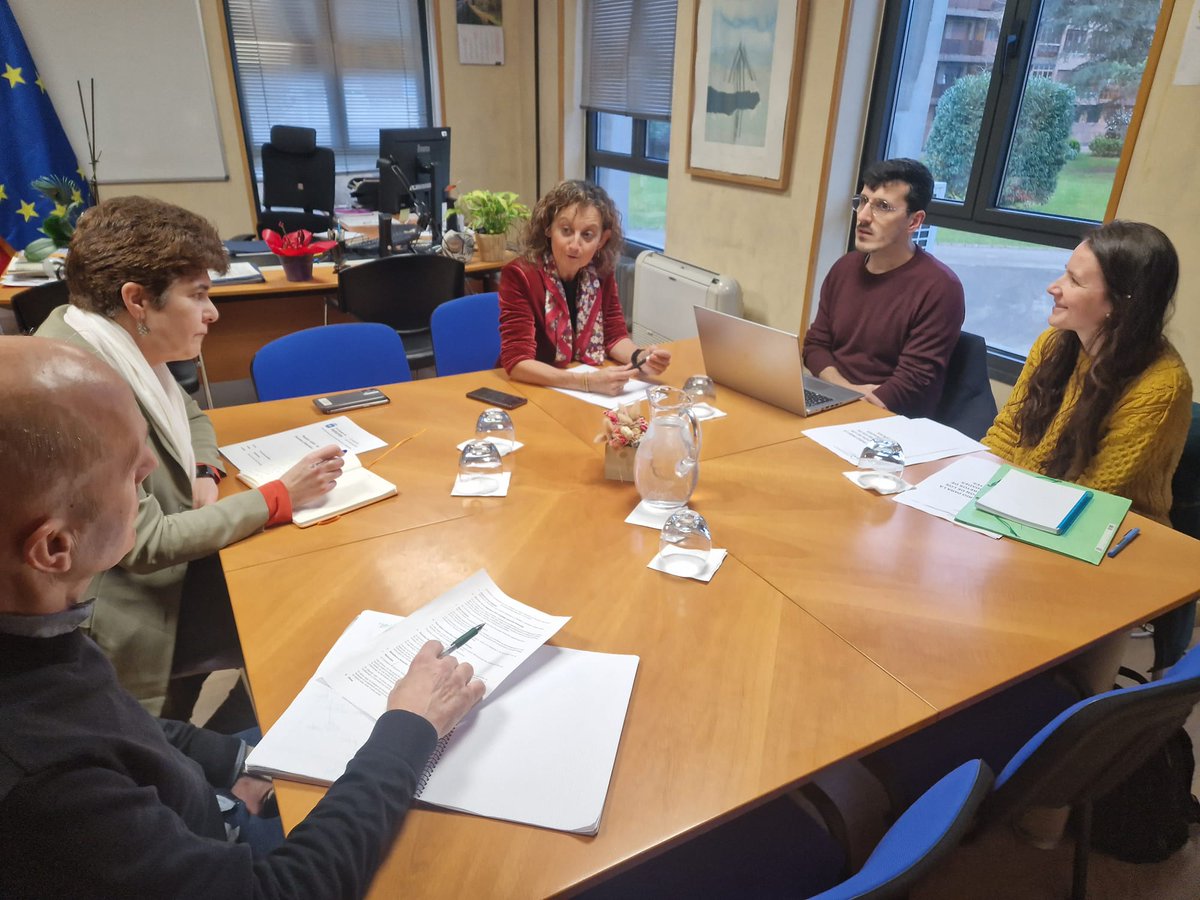 Educastur's tweet photo. 👥La consejera Eva Ledo ha informado a la Asociación de Docentes d´Asturianu y Eonaviego que va a pedir una reunión con la nueva ministra de Educación,  Milagros Tolón, para intentar lograr la especialidad docente, un tema en el que siguen trabajando para buscar una fórmula legal https://t.co/DkAQMwVnY0