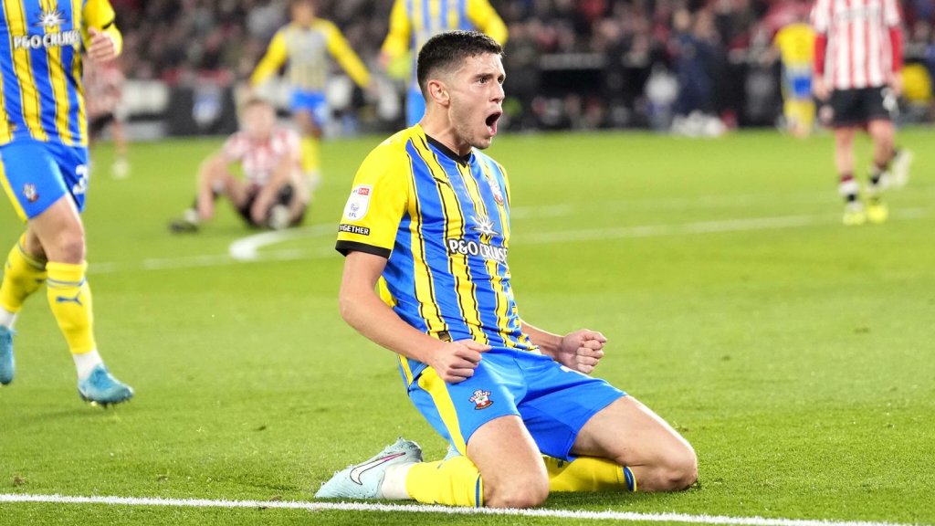 L1minus10's tweet photo. League 1 Minus 10. Blades Preamble. RPs appreciated.  #saintsfc Skates warm-up

https://t.co/bZCzsDXWTa https://t.co/8COA8bBC4P