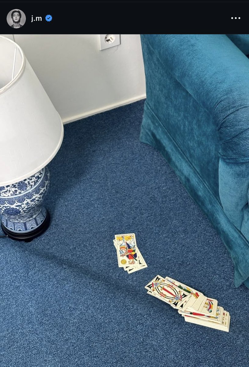 tarotdacereja's tweet image. JIMIN TIRANDO TAROT COM UM BARALHO DE MARSELHA tchau