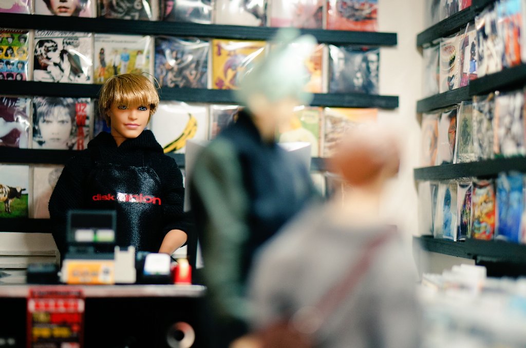 昨年1/6ドールサロンさんで撮ってきたお写真📷️✨
レコードショップのドールハウスがリアルで、自動ドア越しに撮った写真がなんだかドラマチックで気に入ってます😳