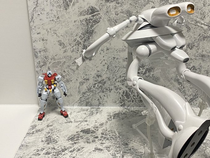 なんか違う赤い巨神と遭遇するザンザ・ルブの図