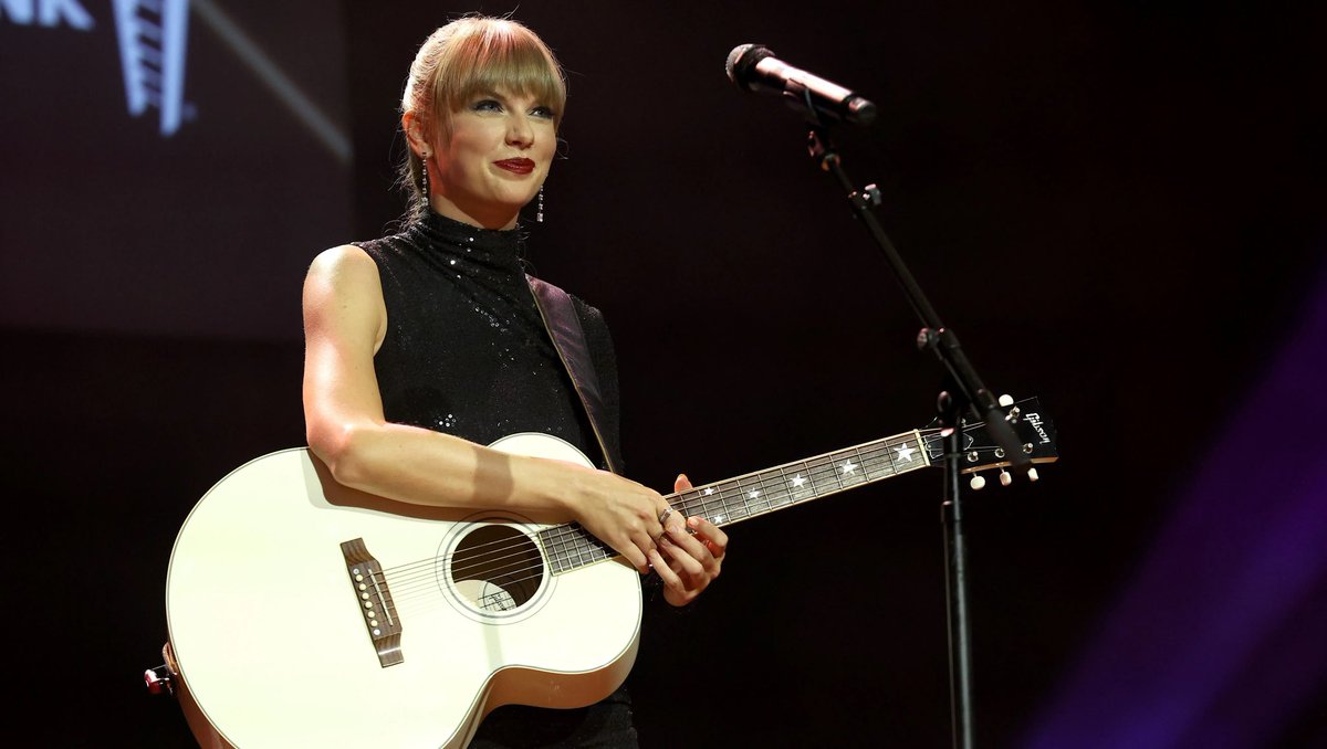 Taylor Swift se convierte en la artista más joven de la historia en ser incluida en el ‘Songwriters Hall of Fame’ este 2026, reconociendo su talento al escribir las letras de sus canciones.