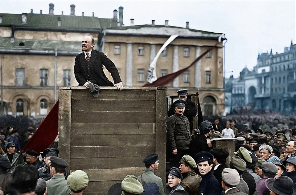 Hayatını Sosyalist Dünya Devrimi'ni gerçekleştirmeye adayan, Ekim Devrimi'nin ve dünya proletaryasının önderi, Marksizmin büyük teorisyeni Vladimir Lenin mücadelemizde yaşıyor! 

Lenin'den aldığımız ilhamla sınıfsız, sınırsız ve sömürüsüz bir dünya kuracağız.

Yeni Ekimler için