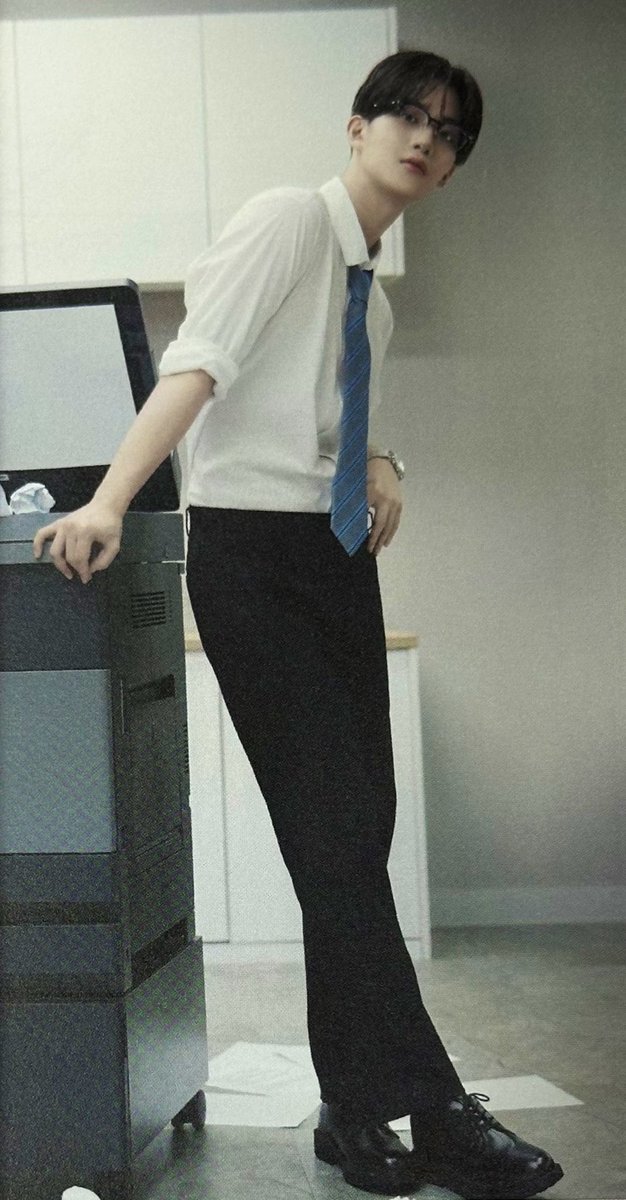 sodubaeb's tweet image. Rolled up sleeves + glasses + watch 😮‍💨