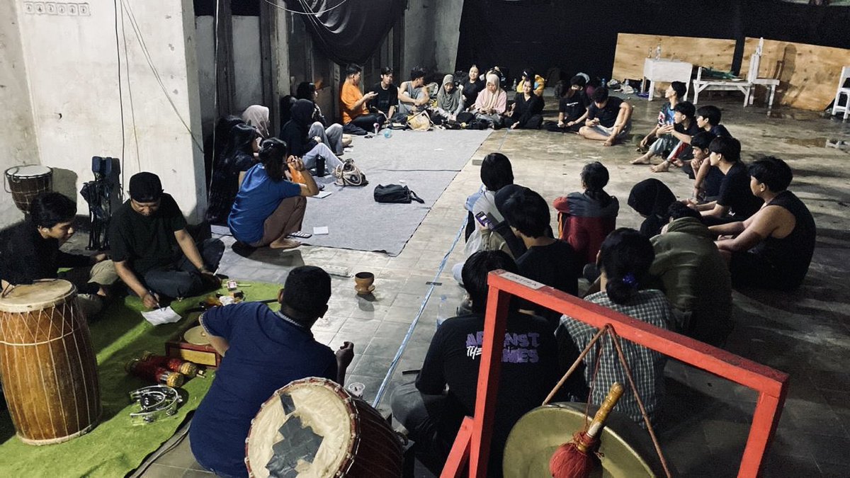 LenterAfbs's tweet photo. Salam Budaya!

Dokumentasi proses latihan PENTAS LENTERA 2025, Teater Musikal: Datu Museng &amp; Maipa Deapati✨

#PENTASLENTERA2025 #TeaterMusikal #LenterAwillnotmakeyoufamous https://t.co/9R6OF92hyT