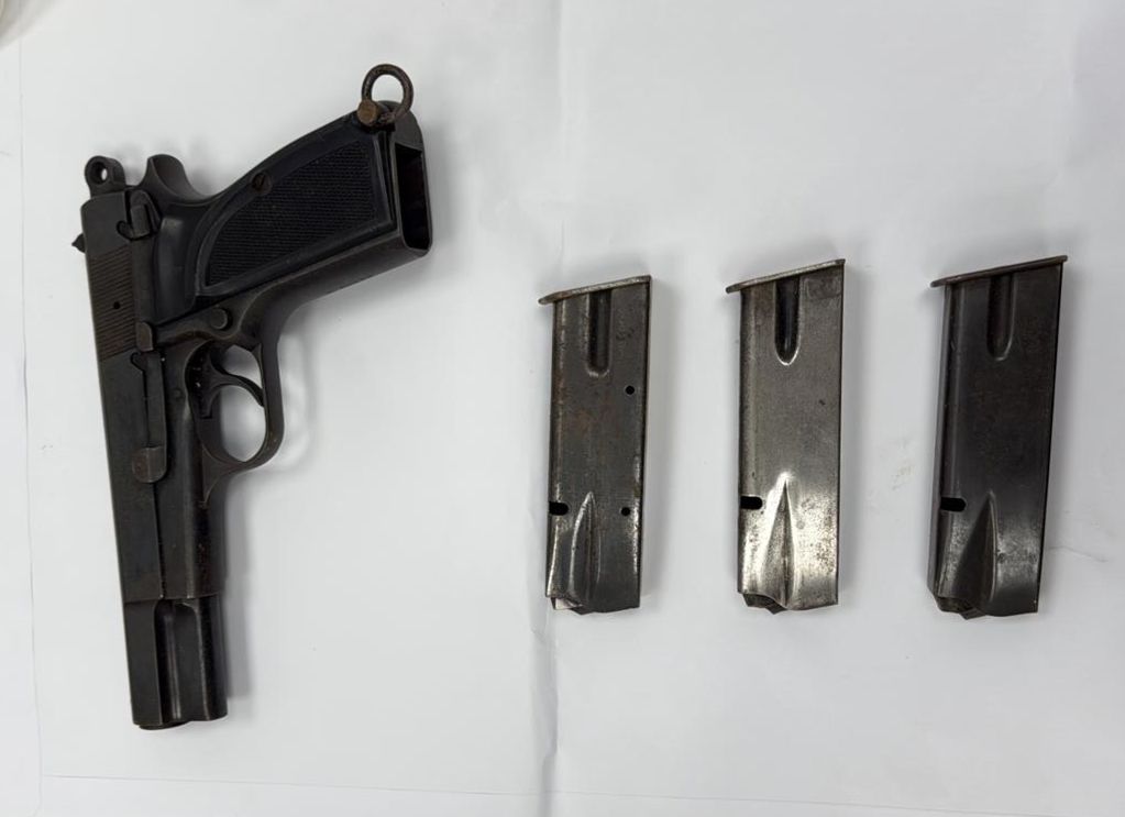 ayeletlash9's tweet image. אין ספק שמשטרת ישראל עובדת קשה מאוד כבר תקופה, 
ועושה את מה שלא עשו פה 30 שנה: נוגעת סוףסוף בשמורת הטבע שנקראת המגזר הערבי. ועל זה כל הכבוד ענק לבן גביר.
רק ביממה האחרונה עצרה המשטרה בסחנין 8 ערבים במעורבות בשלל אירועים. נמצאו גם אקדחים, רובים ורימונים.
אבל שיהיה לכם ברור:
הסיפור…