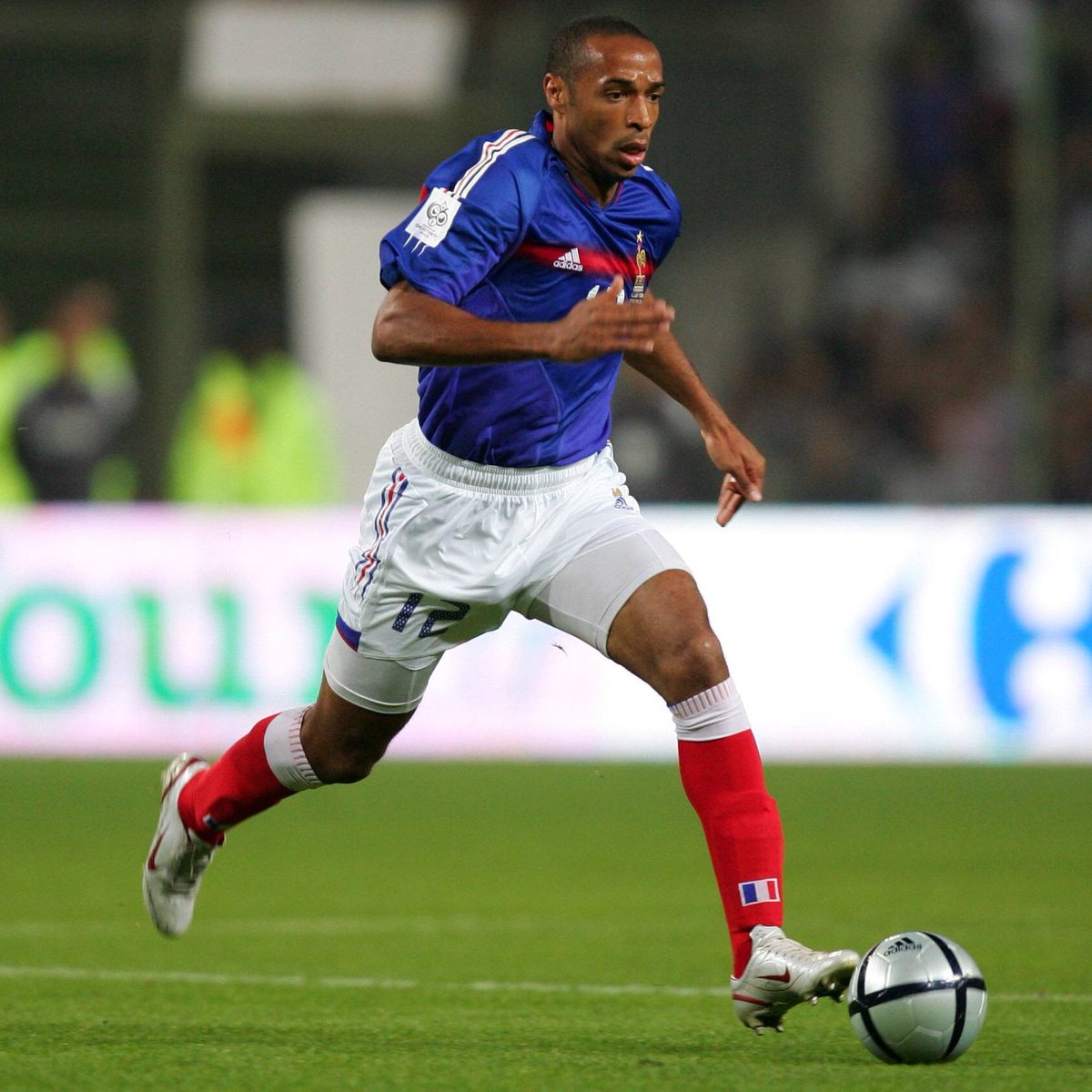 SofascoreBR's tweet photo. Em Champions League e Copas do Mundo: 

Thierry Henry 🆚 Adriano 

Jogos: 79 - 31
Gols: 30 - 16
Assistências: 16 - 3 
Participações em gols: 46 - 19
Mins p/ participar de gol: 129' - 108' 
Passes decisivos p/ j:  1.2 - 1.1
Dribles certos p/ j: 2.2 - 2.2
Duelos ganhos p/ j: 5.2 - 5.2 
Nota Sofascore: 7.38 - 7.29

Opiniões? 🤔🤔