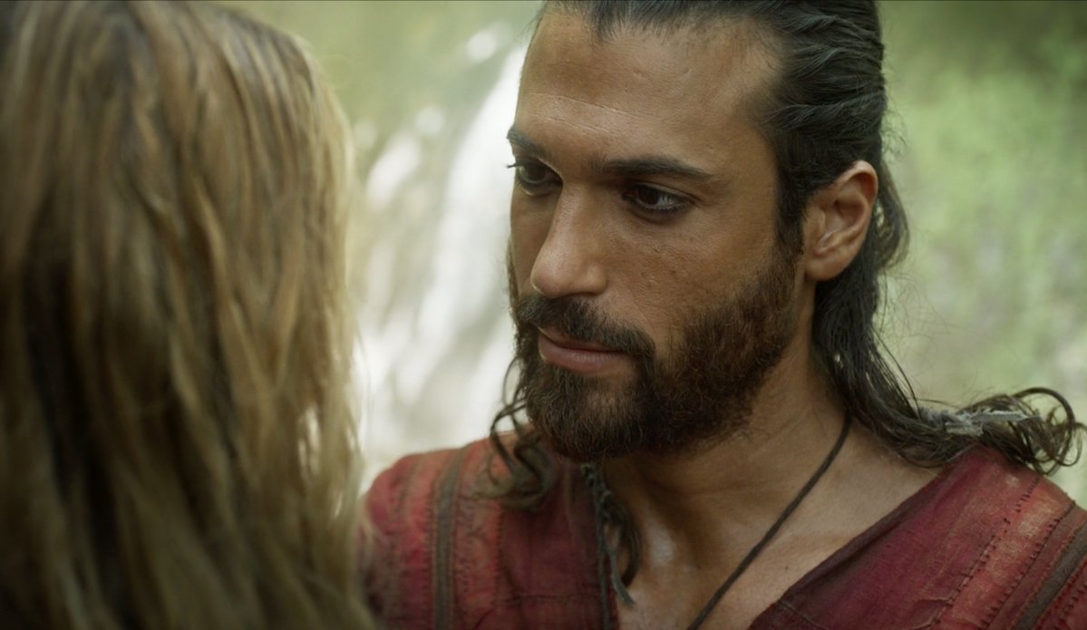 marianne being mesmerized by a tiger in her very first scene to then fall in love with "the tiger of malaysia" like thats poetry theres layers to this #Sandokan