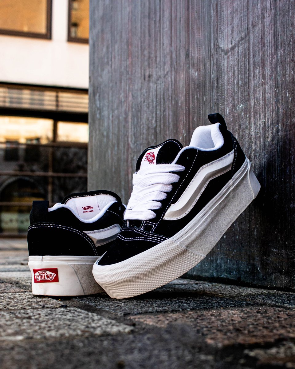 BROOKLYN_SHOP's tweet image. Platform-Vibes incoming: Der Vans Knu Stack und SK8-Hi Platform 2.0 bringen den legendären 90s-Look mit extra dicker Sohle zurück! 🚀 Holt euch die cleanen Schwarz-Weiß-Classics jetzt auf brooklyn-shop.de. 🖤🤍

#vans #vansstyle #platformsneaker #sk8hi #knustack