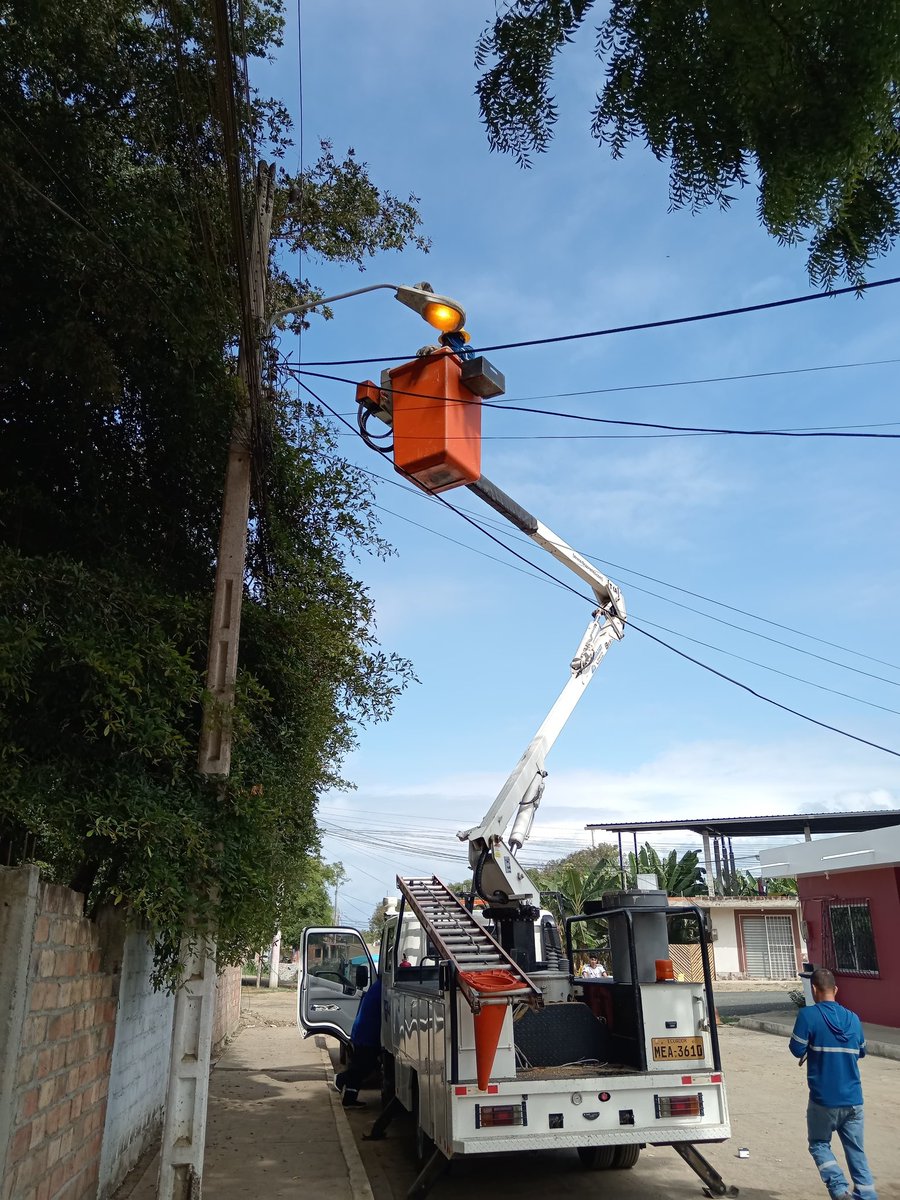 La Gobernación de Manabí, mediante un trabajo articulado con <a href="/CNEL_EP/">CNEL EP</a> continúa fortaleciendo el alumbrado público en la provincia.