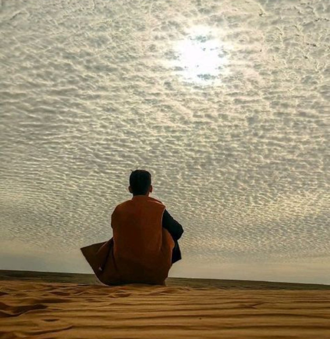 أنا ياحروف قصيدتي
ياغائبة ماذا يدور؟
هذا فؤادك منشغل 
وأناملي فوق السطور
تكتب تناديك 
أين أنت؟ 
أعلى ضفاف قصيدتي
   بين السطور؟ 
أنا لا أحب الأختفاء 
كشمس واضحة الظهور
أشتاق ليلك يبتسم
والصدر يهديني العطور
آه كم أشتقت شذااك
أشتقت عطرك في المساء
فعناق من أعشق حضور
أ/عبدالإله