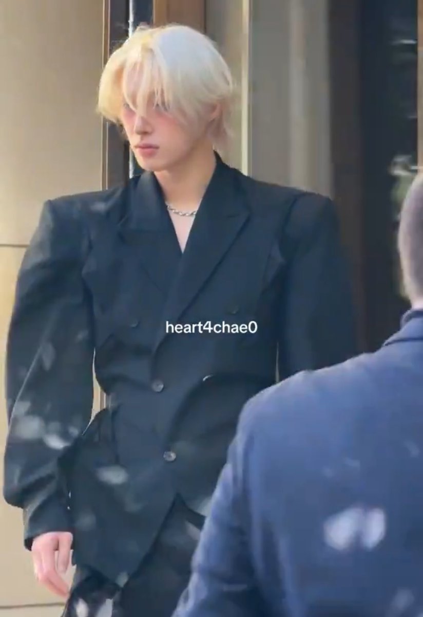 b1tesize's tweet image. this is literally the princessest he has ever looked like