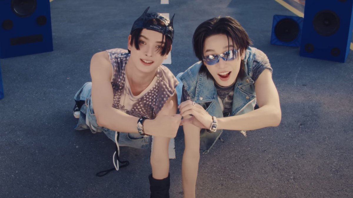 goodbyemy_b's tweet image. So blue blue blue               Tiktok ให้ลองตอบ
ไอเจ็บไม่ไหวก็เพราะยู           ใครจะหลงรักก่อน