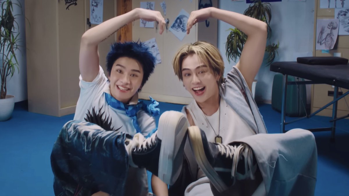 goodbyemy_b's tweet image. So blue blue blue               Tiktok ให้ลองตอบ
ไอเจ็บไม่ไหวก็เพราะยู           ใครจะหลงรักก่อน