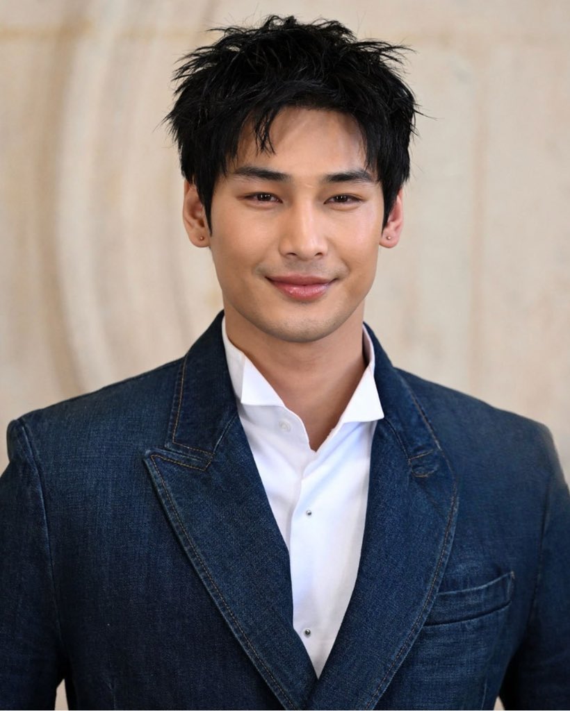 WWDThailand's tweet image. อาโป ณัฐวิญญ์  แขกฟรอนต์โรวของโชว์ Dior Men’s Winter 2026–2027

#WWDThailand 
#DiorWinter26 
#อาโปณัฐวิญญ์ 
#ApoNattawin