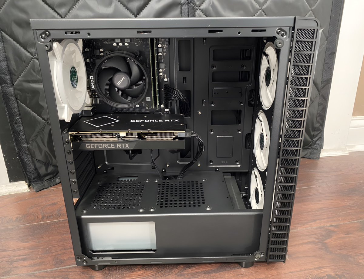 GamingWithNuke's tweet photo. I just got done building another computer, this one is a very classic, budget friendly computer, with RGB fans. It still gets the job done at an affordable price! ($599) 

The specifications are posted in a reply below 👇 https://t.co/5tjCg3lHb3