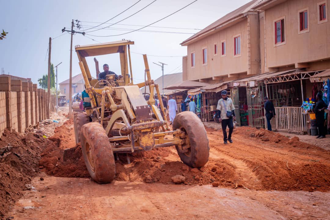KADUNA STATE GOVERNMENT FLAGS OFF CONSTRUCTION OF KABALA DOKI - ISHAKOOL ROAD PROJECT

The Kaduna State Government, through the Ministry of Local Government Affairs led by Hon. Sadiq Mamman Lagos, has performed the groundbreaking ceremony for the construction of the road linking