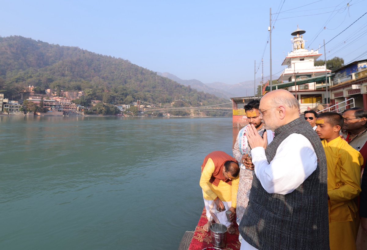 AmitShah's tweet photo. आज देवभूमि उत्तराखंड के ऋषिकेश में मोक्षदायिनी माँ गंगा के दर्शन-पूजन किए। शाश्वत, सनातन और अविरल माँ गंगा हमारी संस्कृति के साथ-साथ सभ्यता और जीवन का मूल आधार हैं। माँ गंगा से सभी के कल्याण की कामना है। https://t.co/Oi1LAIKhxJ