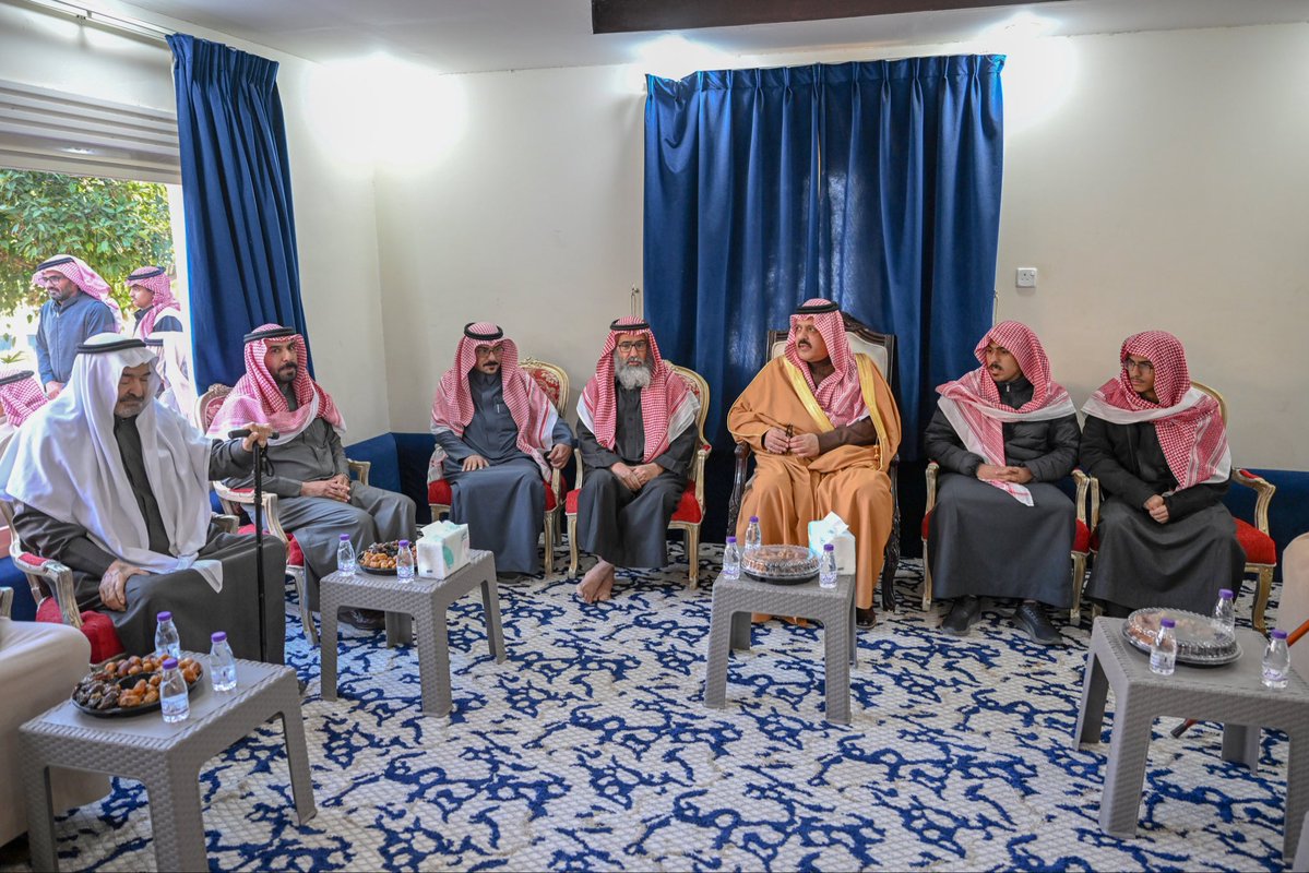emara_hail's tweet image. سمو #أمير_منطقة_حائل يعزي أسرة "القنون" في وفاة فقيدهم بندر بن نايف القنون  -رحمه الله- وذلك خلال زيارة عزاء وكان في استقبال سموه أخ الفقيد مساعد مدير عام الشؤون الإدارية والمالية بالإمارة ماجد القنون وأشقاء وأقارب الفقيد سائلاً الله بأن يدخله فسيح جناته ويلهمهم الصبر والسلوان.