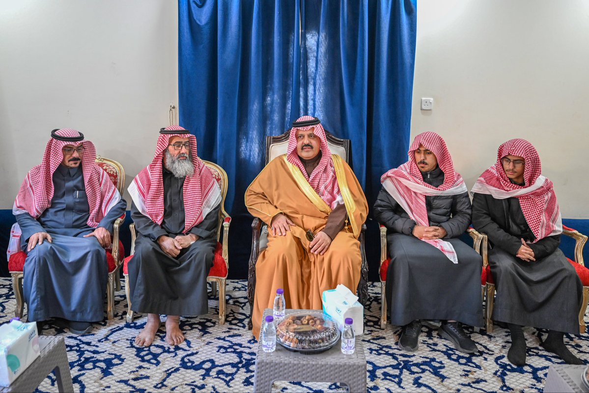 emara_hail's tweet image. سمو #أمير_منطقة_حائل يعزي أسرة "القنون" في وفاة فقيدهم بندر بن نايف القنون  -رحمه الله- وذلك خلال زيارة عزاء وكان في استقبال سموه أخ الفقيد مساعد مدير عام الشؤون الإدارية والمالية بالإمارة ماجد القنون وأشقاء وأقارب الفقيد سائلاً الله بأن يدخله فسيح جناته ويلهمهم الصبر والسلوان.
