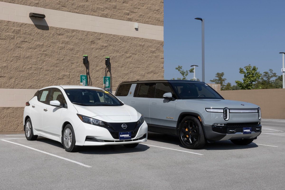 PNS_News's tweet image. Our newest collab w/@grist: EV sales tanked after Congress ended federal tax credits — used EV sales down 20% in October, new ones down 50%.
Analysts say it’s a slowdown, not a reversal: a wave of lower‑cost models is coming.
🔗 buff.ly/56t7FxO

#EV #CleanCars #AutoTrends