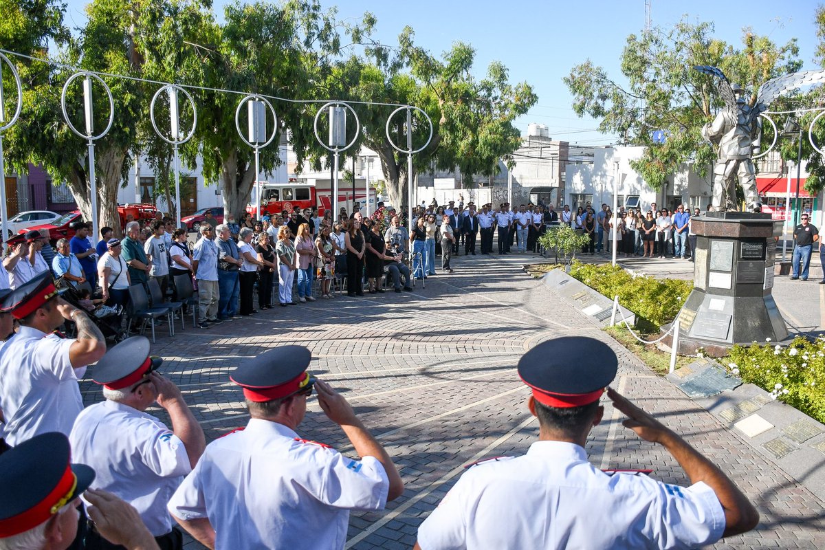 Hoy volvimos a participar del emotivo acto que se llevó a cabo en la Plaza San Martín, donde homenajeamos a los 25 bomberos que dejaron su vida en cumplimiento del deber, a 32 años de un día que estará siempre presente en la memoria del pueblo de Puerto Madryn.

En el Día del